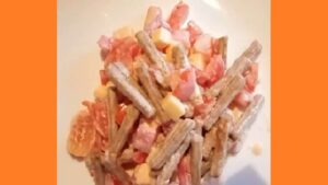 Салат с сухариками и сыром. Фото