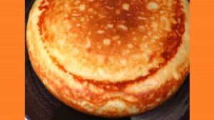 Заливной творожный пирог на сковороде. Фото