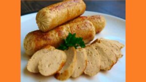 Курячі ковбаски з фаршу з молоком. Фото