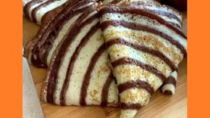 Смугасті млинці на сковороді. Фото