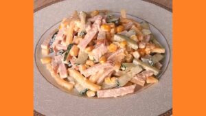 Салат з кукурудзою та шинкою Салат з кукурудзою та шинкою. Фото