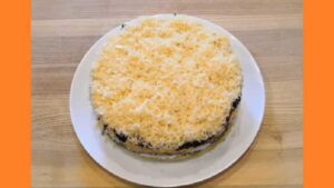 Салат з куркою та чорносливом. Фото