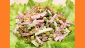 Салат с сухариками и колбасой. Фото