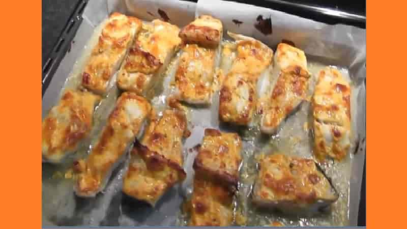 Щука запеченная в духовке под соусом. Фото