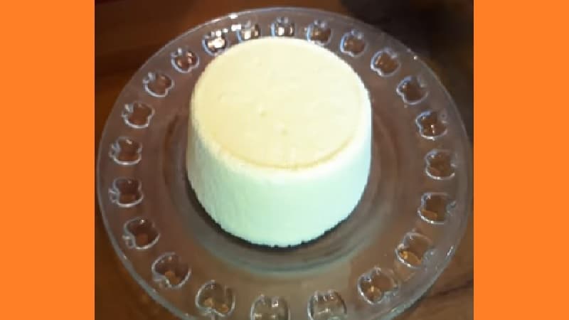 Сырный продукт из молока и сметаны. Фото