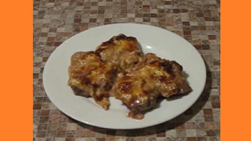 Яловичина запечена у духовці з цибулею. Фото