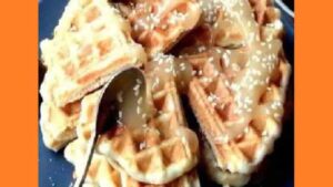 Кунжутные вафли в вафельнице. Фото