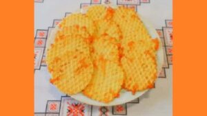 Несладкие вафли в вафельнице. Фото