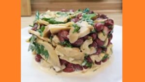 Салат с фасолью и грибами. Фото