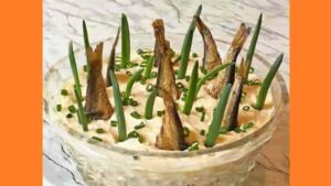 Салат зі шпротами та сиром. Фото