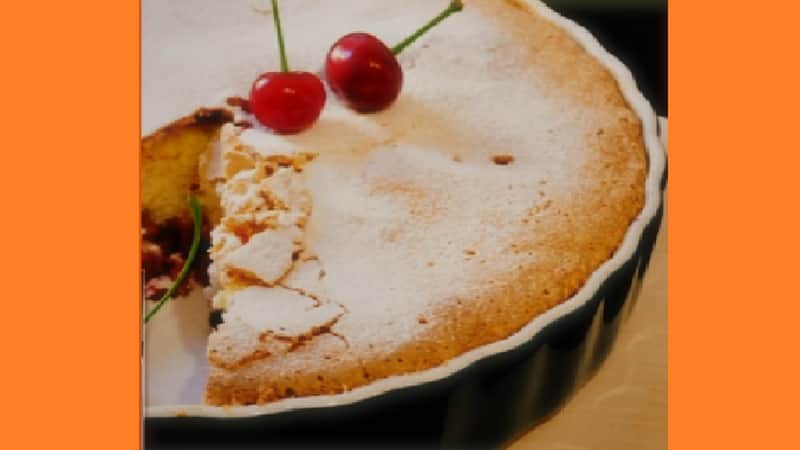 Шарлотка с вишней в духовке. Фото