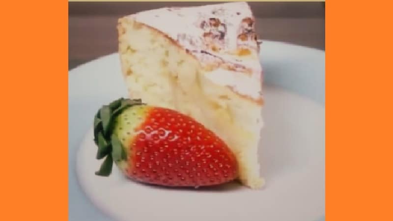 Шарлотка в аэрогриле с абрикосами. Фото