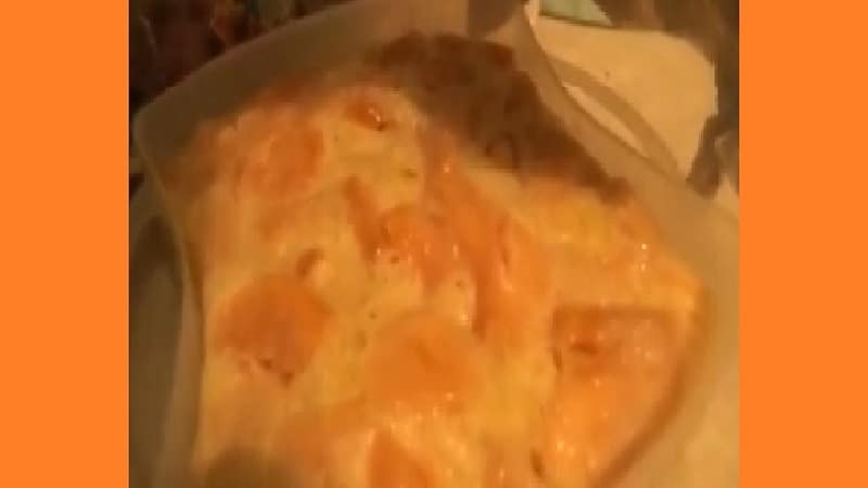 Шарлотка в пароварке с грушами. Фото