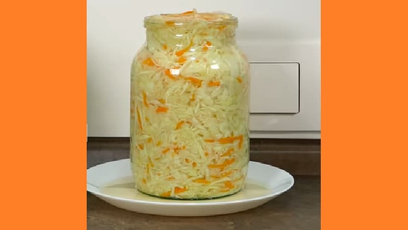 Квашенная капуста в банках. Фото