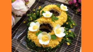 Праздничный салат на 8 Марта. Фото