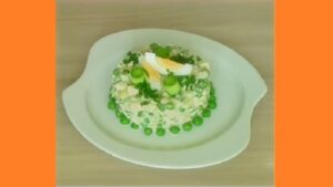 Салат с отварной куриной грудкой. Фото