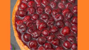 Вишневий пиріг у духовці з кремом. Вишневий пиріг у духовці з кремом.. Фото