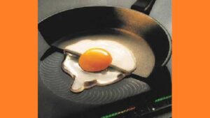 Смажена яєчня на індукційній плиті. Фото