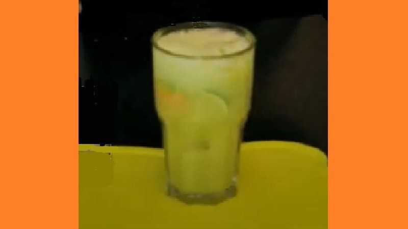 Коктейль с соком лимона. Фото