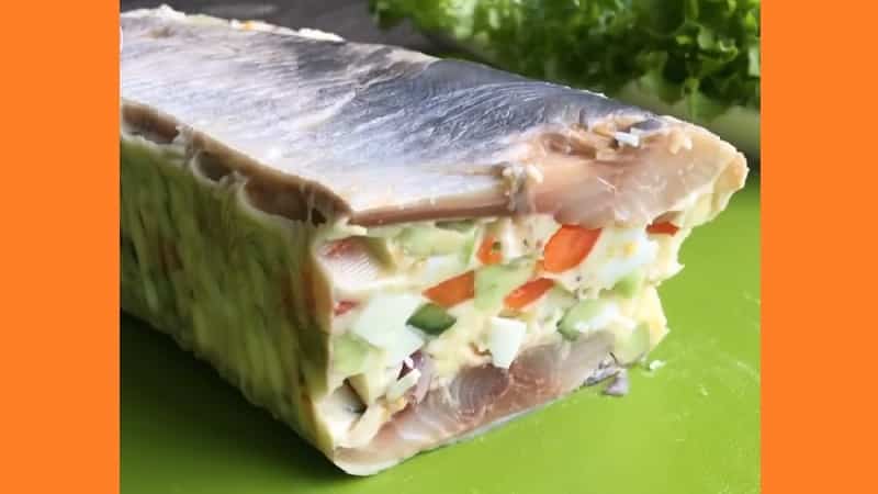 Рулет из сельди с желатином. Фото