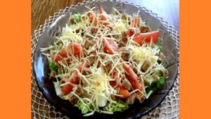 Салат Цезарь с сухариками. Фото