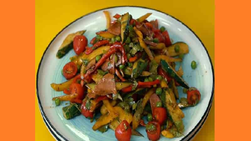 Салат с говяжьим языком и соленым огурцом. Фото Салат с говяжьим языком и соленым огурцом. Фото