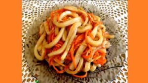 Салат с кальмарами и корейской морковью Салат з кальмарами та корейською морквою. Фото