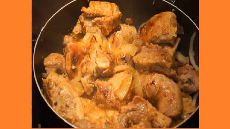 Жареная свинина на сковороде. Фото