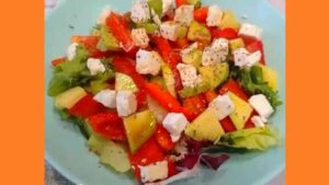 Салат с авокадо и болгарским перцем Салат с авокадо и болгарским перцем. Фото