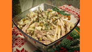 Салат со свиным языком и маринованным луком Салат зі свинячим язиком та маринованою цибулею. Фото