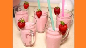 Смузи из клубники и молока Смузи из клубники и молока. Фото