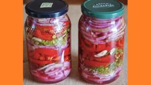Маринована цибуля з перцем. Фото