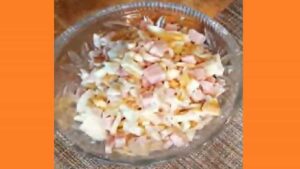 Салат с кальмаром и ветчиной. Фото