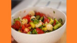 Салат с авокадо и моцареллой. Фото