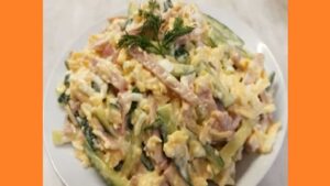 Салат с огурцами и ветчиной. Фото