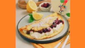 Сладкий омлет с вишней. Фото