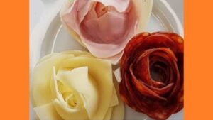 Закуска из колбасы, ветчины и сыра Закуска из колбасы, ветчины и сыра. Фото