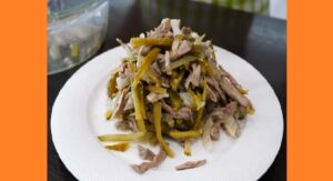 Салат с индейкой и маринованными огурцами Салат с индейкой и маринованными огурцами. Фото