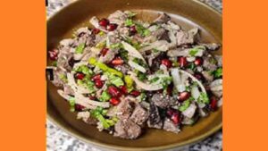 Салат из свиных почек. Фото