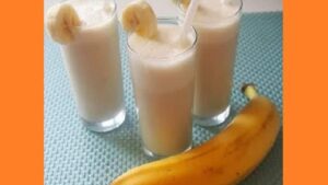 Коктейль из молока и бананов. Фото